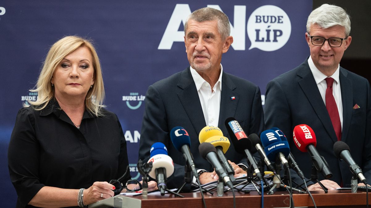 Babiš a Okamura omezí práva, která sami zneužívali. Chtějí úpravy jednacího řádu